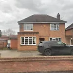 Charming House With Garden - Sleeps 6 & Parking