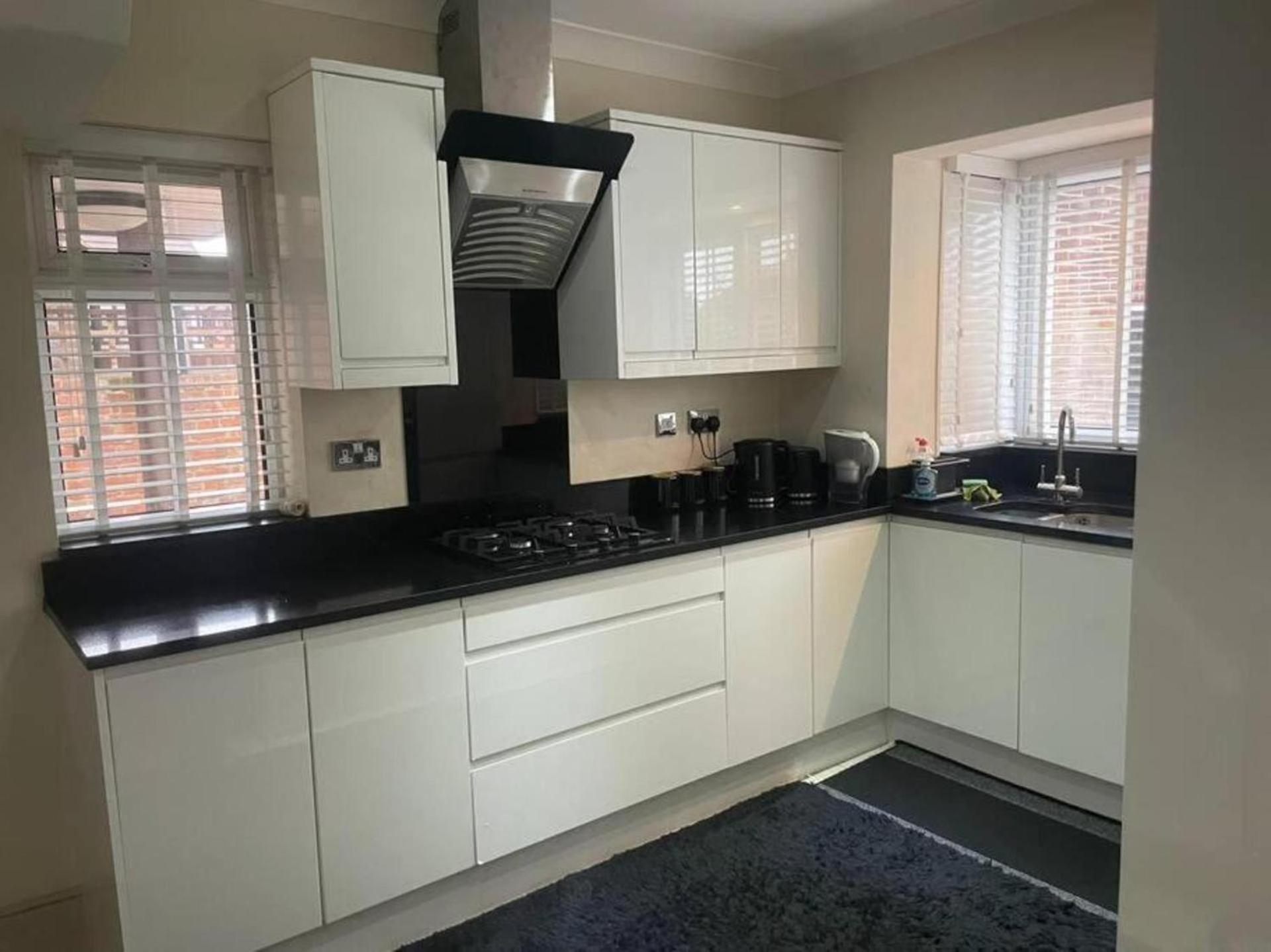 Charming House With Garden - Sleeps 6 & Parking *
