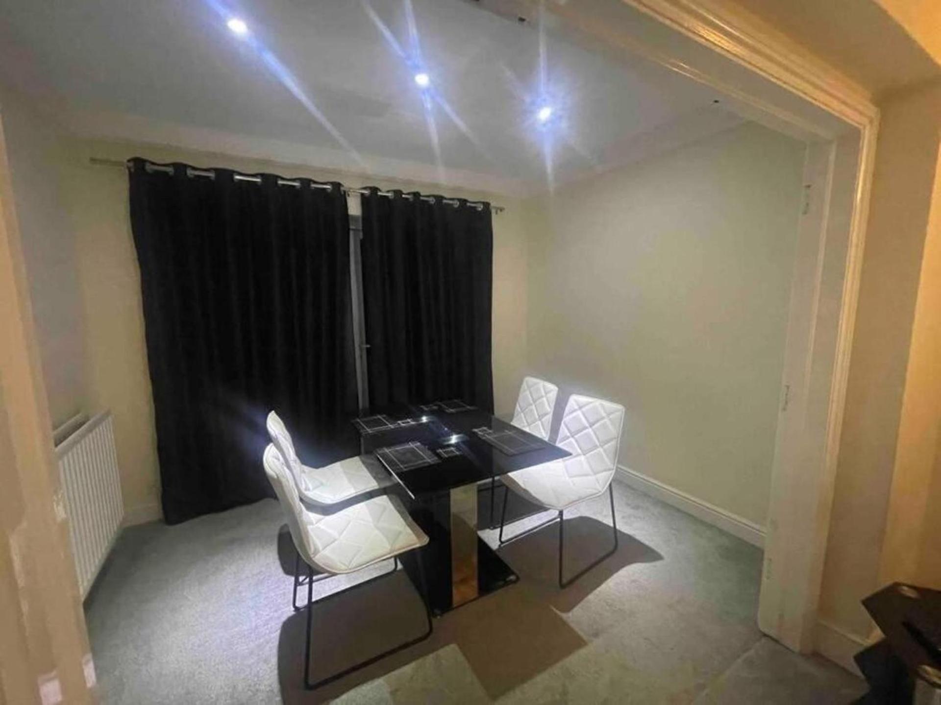 Holiday home Charming House With Garden - Sleeps 6 & Parking