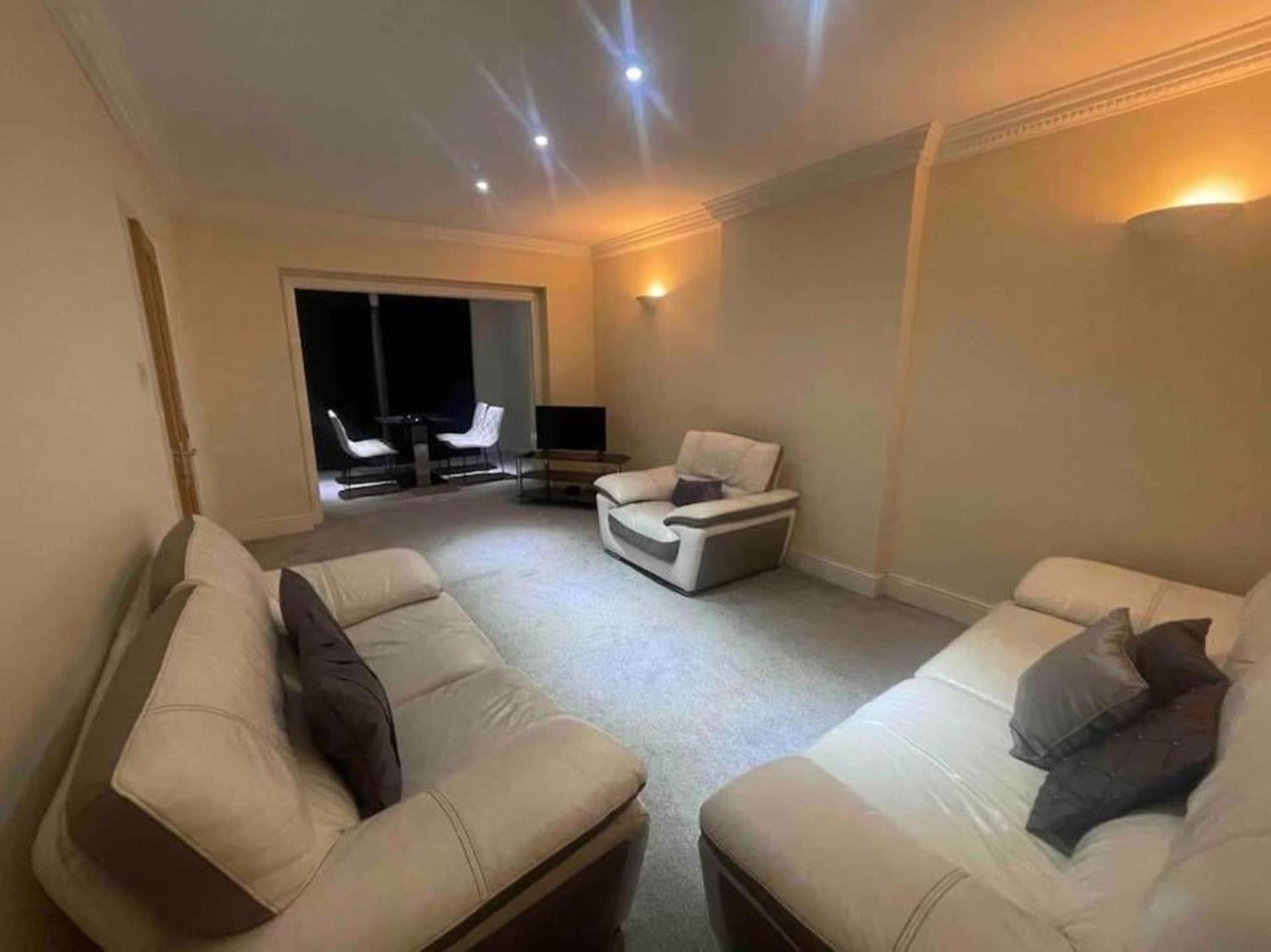 Holiday home Charming House With Garden - Sleeps 6 & Parking